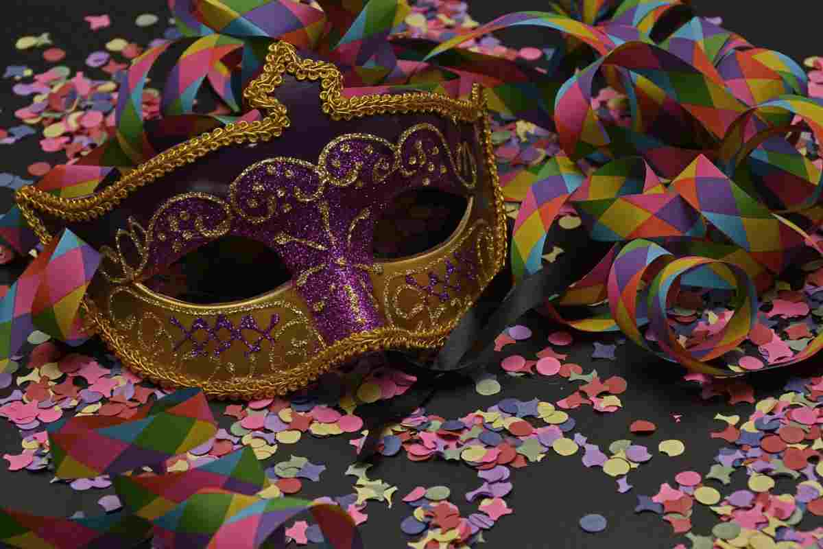 Maschera di carnevale e stelle filanti