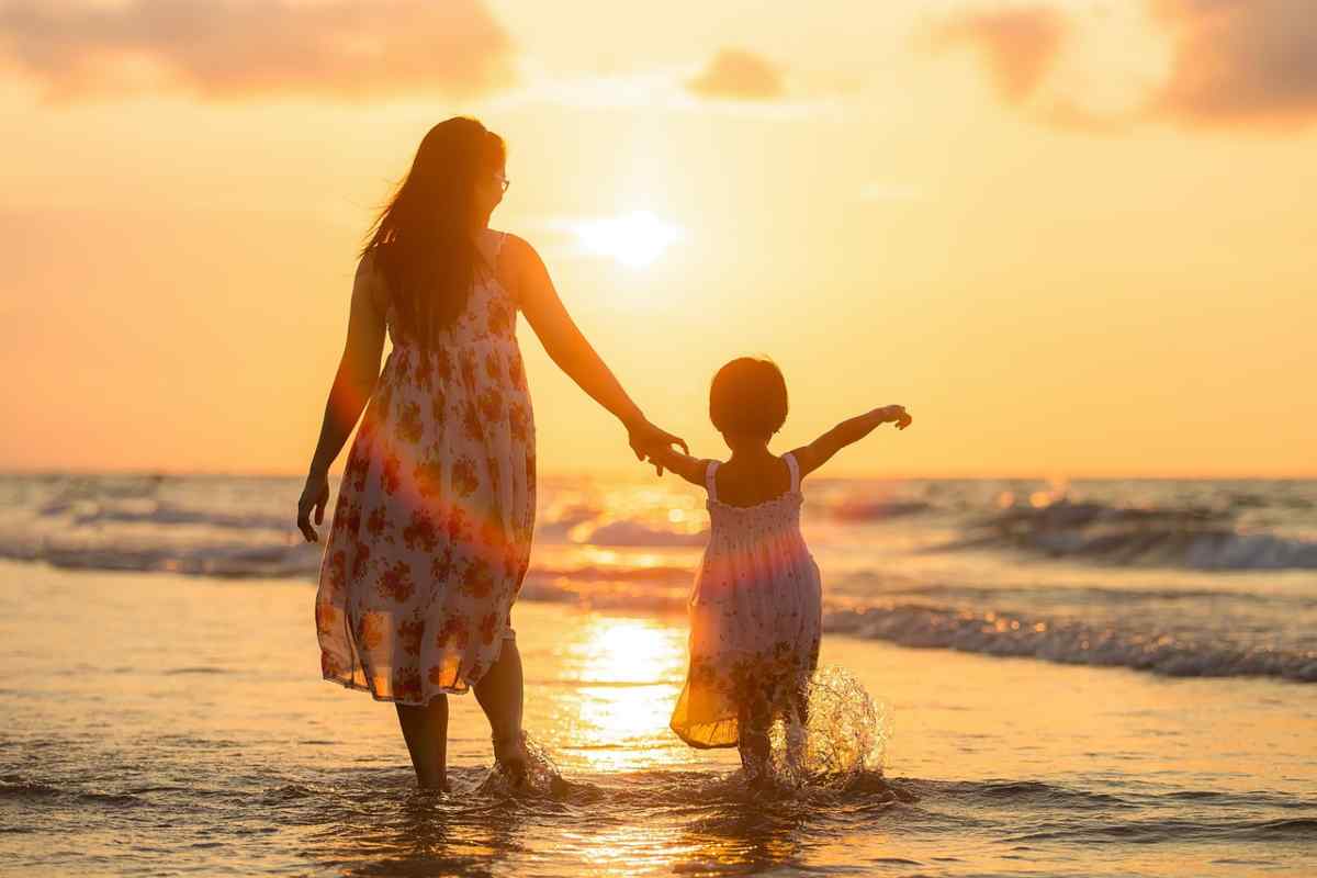 Mamma e figlia al mare