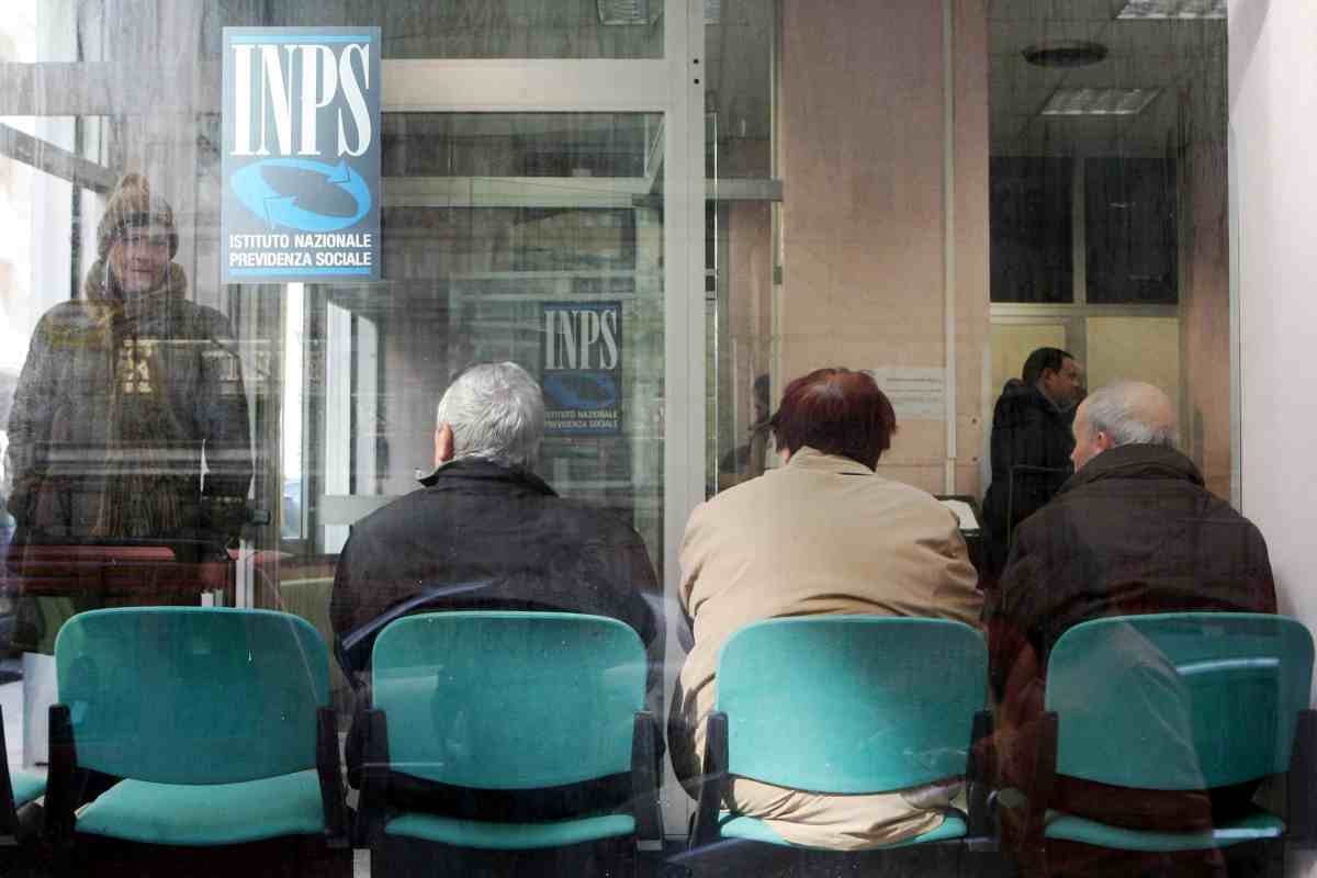 Pensionati nella sede dell'Inps