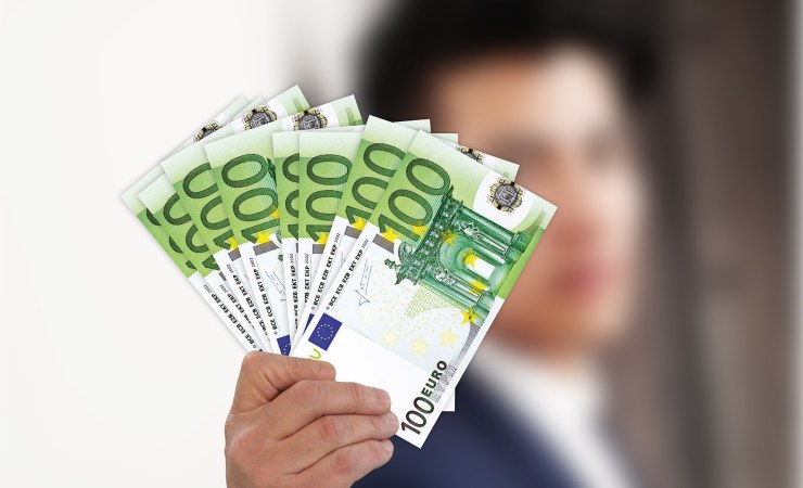 Uomo con banconote da 100 euro