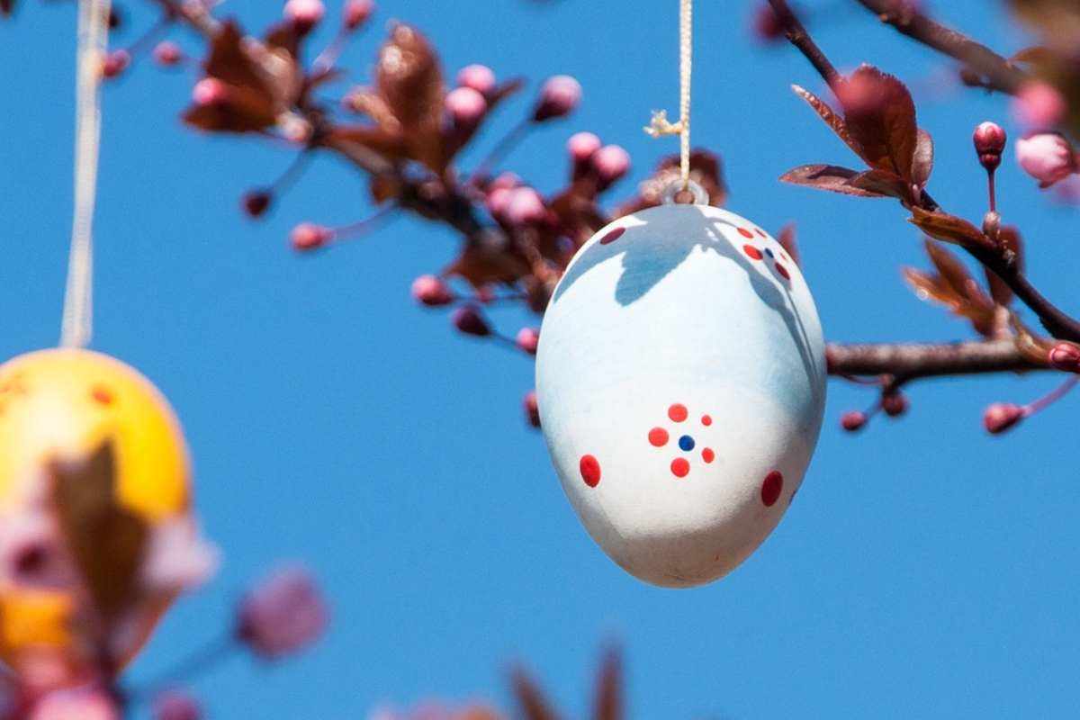 Uova di pasqua appese a un albero